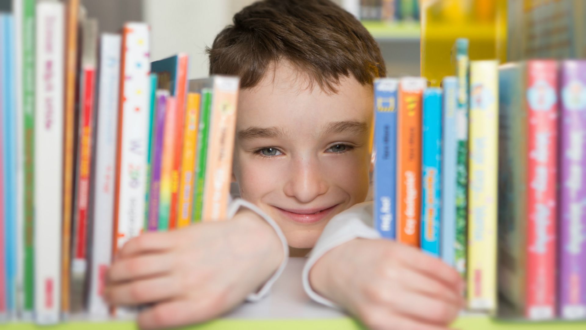 The boy reads book. Библиотека и читатели иллюстрация. День открытых дверей в библиотеке 2022 год. The book of boy.