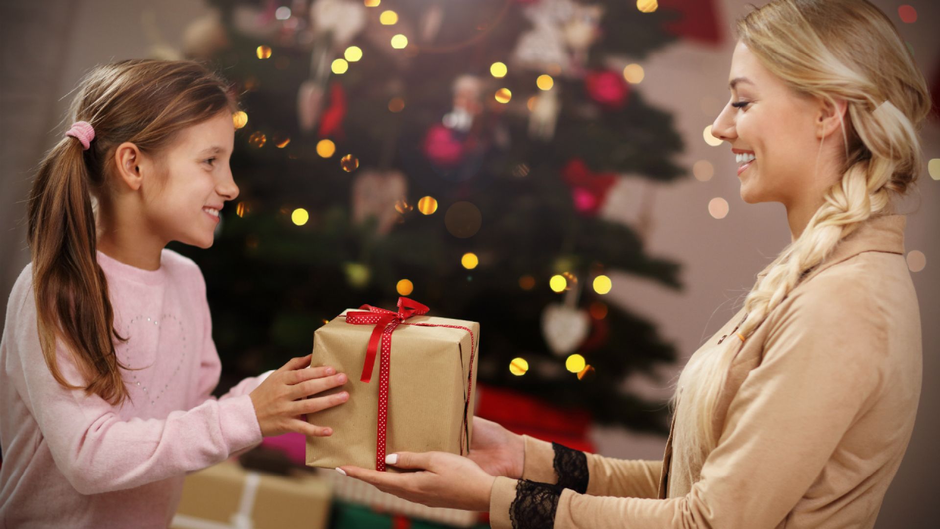 Что подарить родственникам на Новый год 2024: 50 новогодних подарков для семьи