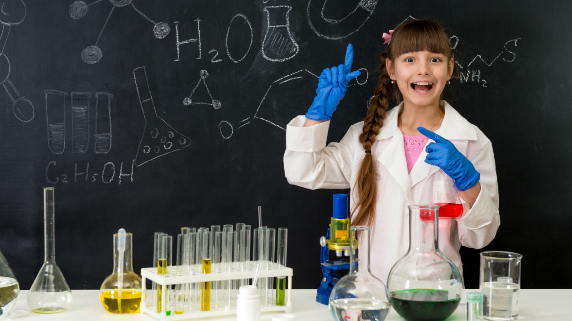 Наука в школьной жизни. Химические опыты. Химия в школе. Дети на уроке химии. Наука для детей.