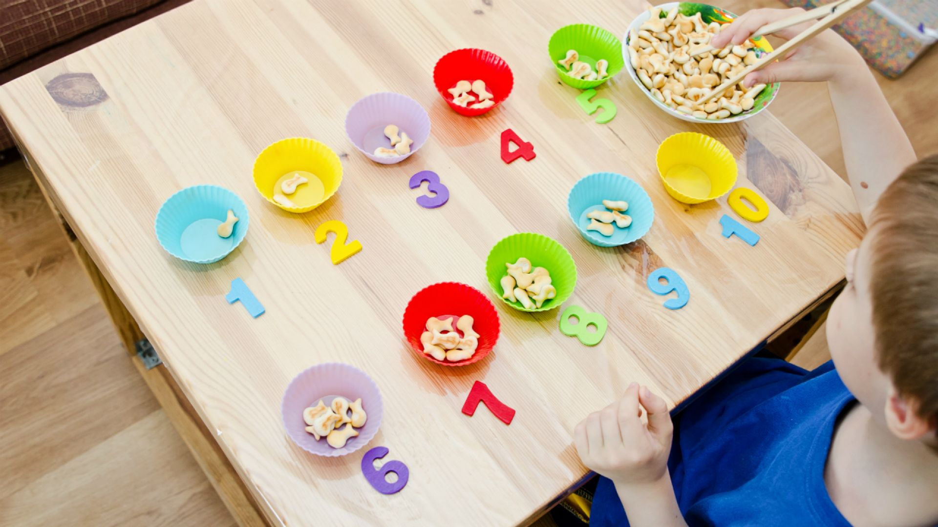 Игра можно обучение. Развивашки для детей 2-3 года Монтессори. Igri Montessori для детей 3 года. Игры Монтессори для детей 3-4 лет. Игры по методике Монтессори для детей 2-3 лет.