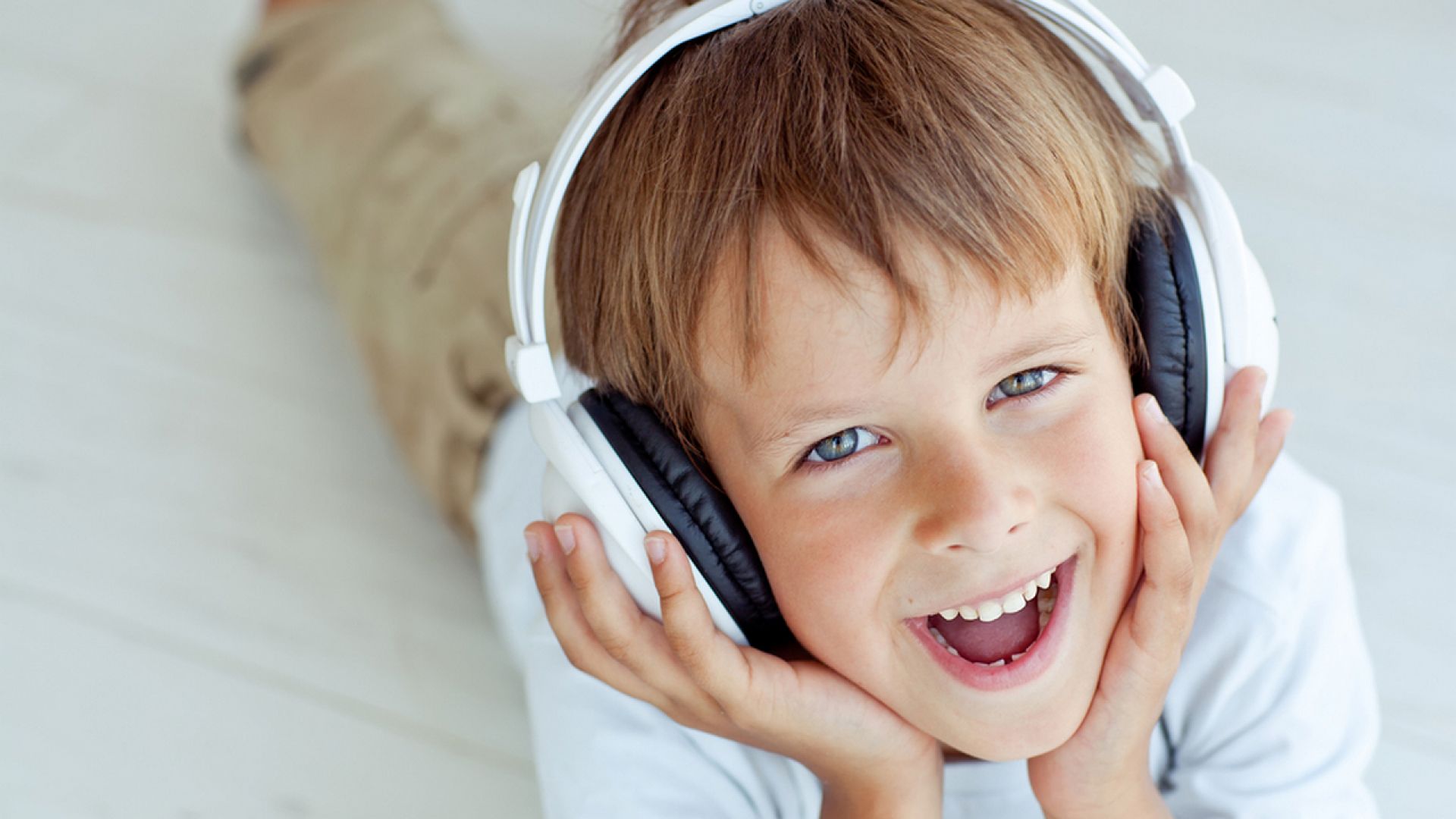 Шум детские слушать. Дети СЛУШАЮТ музыку. Слушать музыку картинка для детей. Слушает музыку в наушниках. Подросток слушает музыку.