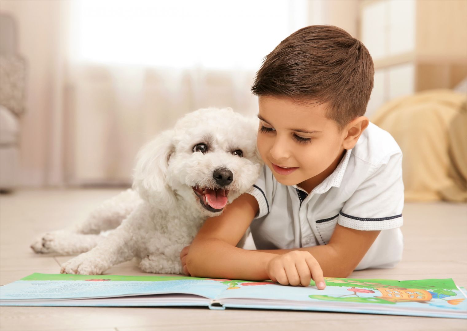 Дети читают собаке. Дети играют с животными.