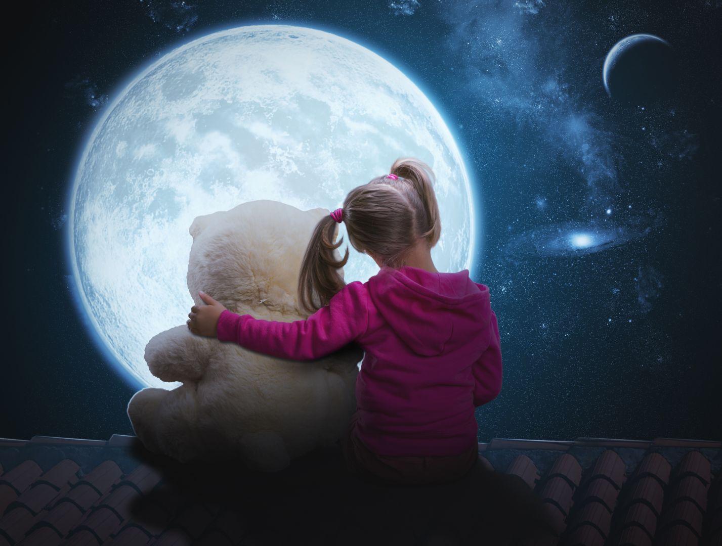 Looking at the moon. Ребенок смотрит на луну. Лунатизм у детей. Дети Луны. Детский лунатизм.