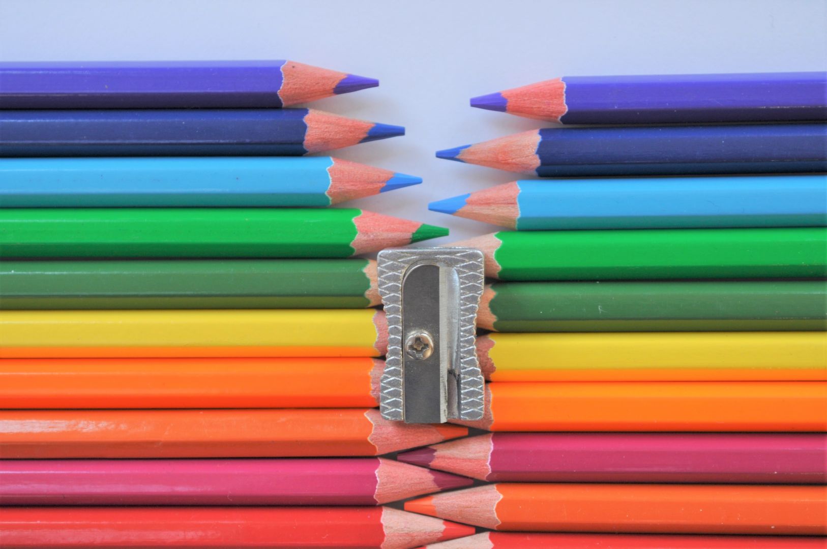 День цветных карандашей картинки. Разные карандаши. День цветных карандашей. Разноцветные карандаши разной длины. Сточенный карандаш.