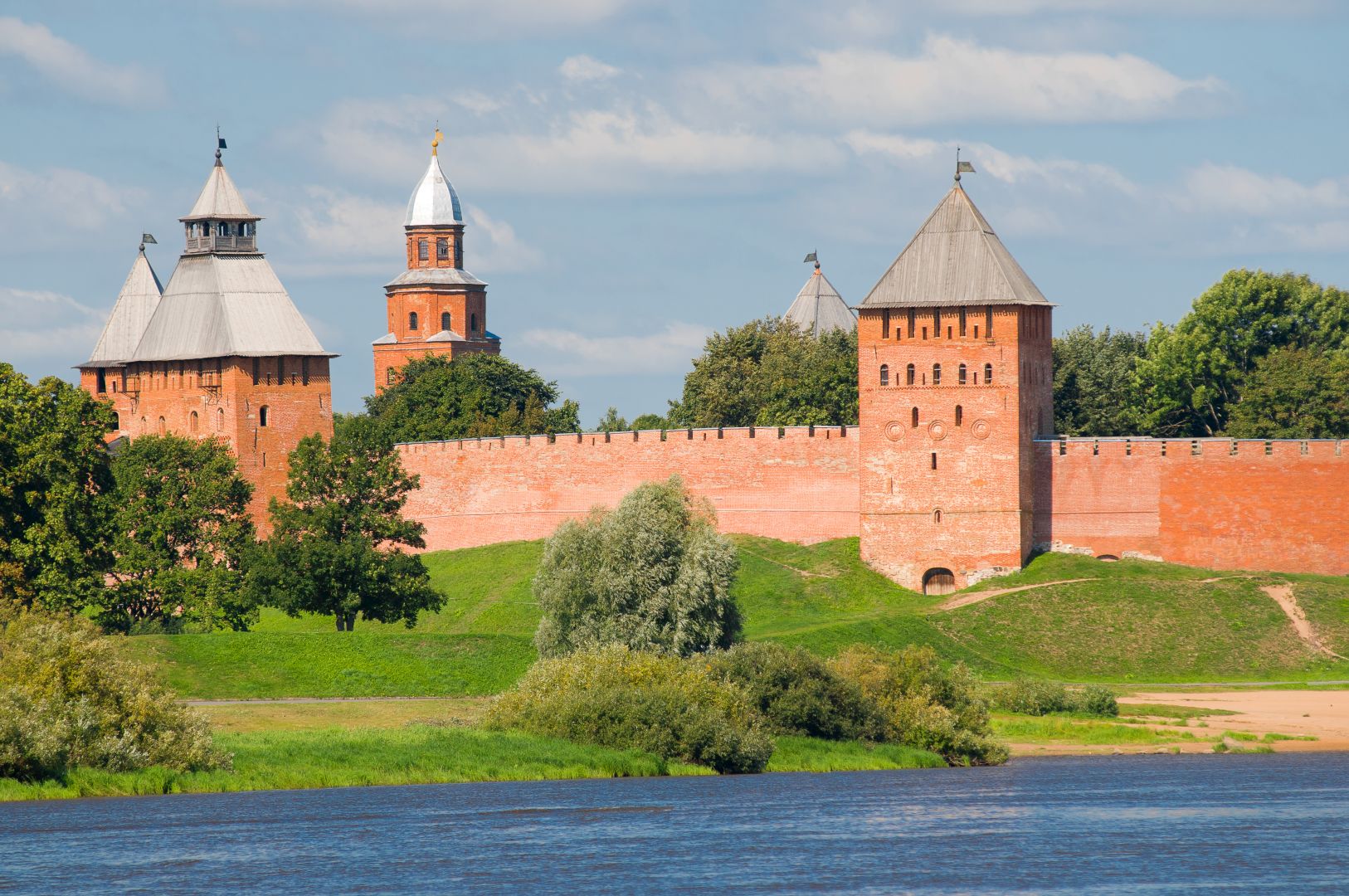 Novgorod russian. Новгородский Детинец Великий Новгород. Новгородский Кремль Великий Новгород. Новгородский Кремль Детинец. Каменный Детинец в Новгороде.